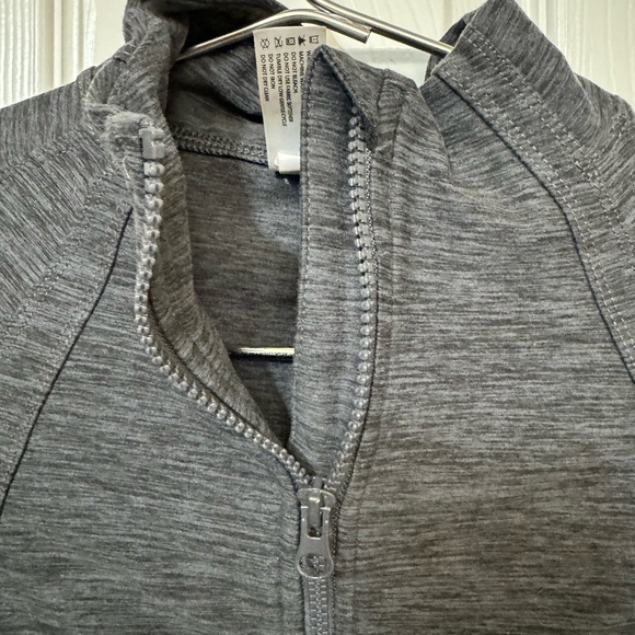 Nice Gray Yogalicious Form Fit Sweatshirt Women’s S MINTY Yoga Warm Up - Picture 4 of 5